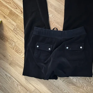 Svarte Juicy Couture S - Svarte juicy couture bukser i størrelse S, de er litt større så passer både til SogM. Fint brukt 💗