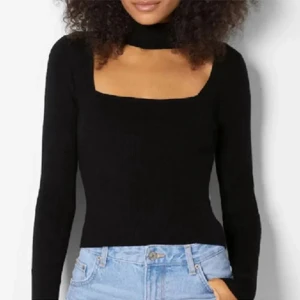 Svart ribbad topp med choker från Bershka - Jättesnygg fest topp ifrån berskha med lappen kvar!!