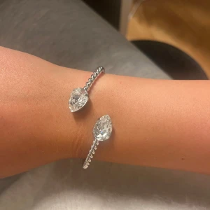 caroline svedblom armband  - säljer mitt superfina armband från caroline svedblom, jätte bra skick, nypris 795kr 