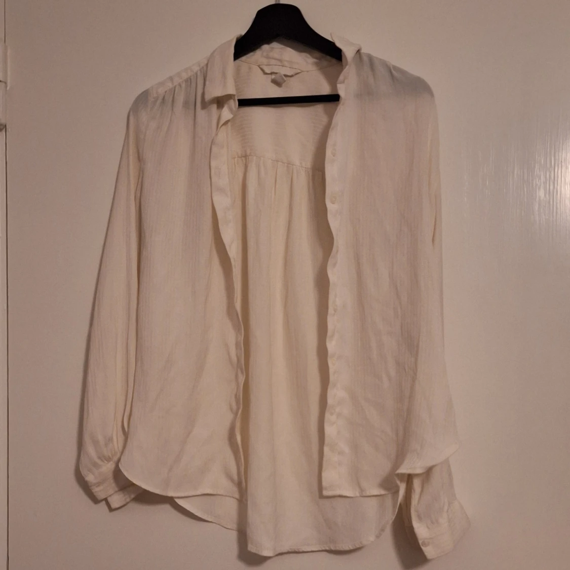 Ljusbeige randig skjorta med knappar