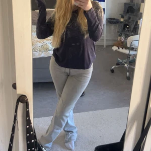 Ljusgrå  jeans - Säljer ett par ljusgrå jeans som är mid waist. Jeansen har klassisk femficksdesign, raka ben som blir lite utsvängda nertill. Säljer då dom inte kommer till användning och dom är endast använda fåtal gånger. Från veromoda, köpt för ca 500kr. Storlek W26 L32