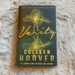 Verity - En spännande thriller som håller dig vaken hela natten! Verity är en bok fylld av oväntade vändningar, mörka hemligheter och nervkittlande stämning. Perfekt för dig som älskar mysterier och vill ha en bok som är svår att släppa.