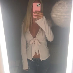 Rosa omlottopp med knyt framtill - Supersöt rosa omlottopp. Bra skick. Storlek s❤️