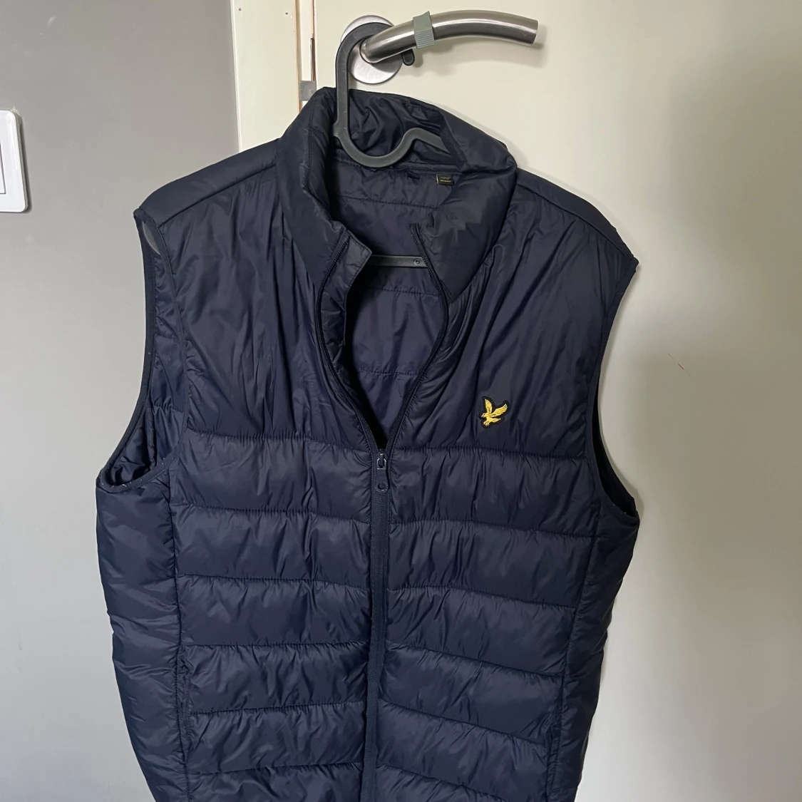 Mörkblå dunväst från Lyle & Scott