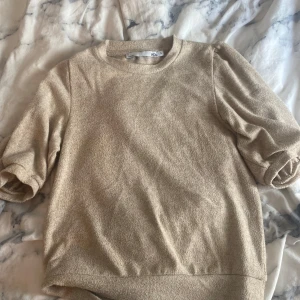 Beige tröja med puffärmar - Beige tröja med puffiga ärmar och rund halsringning. Mjuk och skön känsla, perfekt för dig som gillar en enkel men trendig look. Passar till både jeans och kjol för en chill vibe nu till hösten. Pris kan diskuteras.