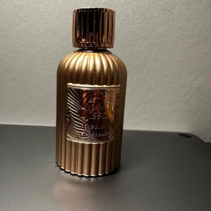 Paris Corner Qissa Delicious Eau de Parfum 100ml - Paris Corner Qissa Delicious Eau de Parfum 100ml. Mängd enligt bild.