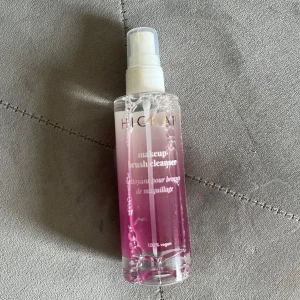 Hickap makeup brush cleanser spray - Säljer en rosa och transparent rengöringsspray för sminkborstar från Hickap. Produkten är 100% vegansk och perfekt för att hålla dina borstar fräscha och rena mellan användningarna. Använd 2 ggr se bild två.
