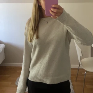 Beige stickad tröja Vero Moda  - Mysig beige stickad tröja från Vero Moda i storlek XS. Tröjan har rund hals, långa ärmar och ribbade muddar vid hals, ärmslut och nederkant. Perfekt för lager-på-lager och chill dagar. Enkel och stilren design som funkar till allt.