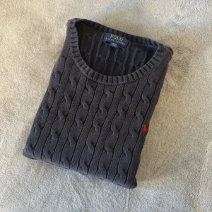 Mörkgrå stickad tröja Polo Ralph Lauren - Storlek 14-16 passar xs-s skriv för frågor. Diskuterart pris