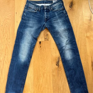 G star raw jeans 30/32  - Säljer nu ett par riktigt sköna G star raw jeans med en otrolig tvättning. Storleken är 30/32. Skick: 9/10 - använd fåtal gånger. Pris 499. Pris kan diskuteras vid snabb affär. Hör gärna av vid fler frågor, bilder osv. 