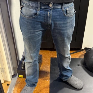 Replay ROCCO  - Replay Rocco storlek 31 32 skit bra passform tvättade förhand för att inte tappa färg. Katt dem i typ 5 månader