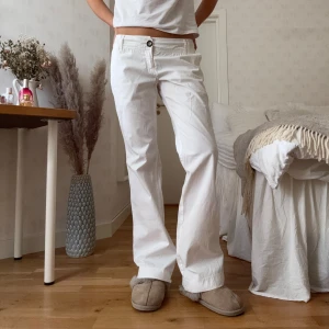 Vita lågmidjade byxor - Skitfina lågmidjade byxor med raka/bootcut ben🌼🌼 midjemått 40cm och innerbenslängd 85cm