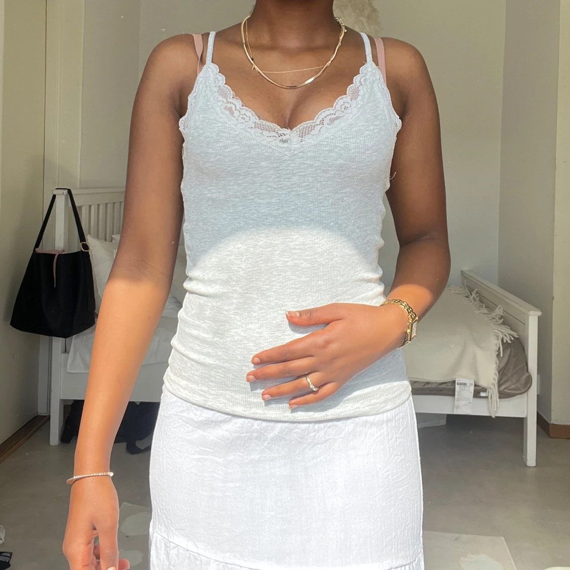 Ljusgrå ribbad linnetopp med spets