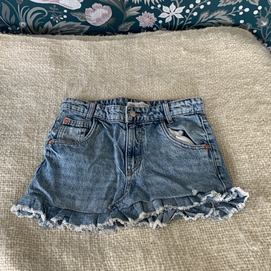 Blå jeansshorts med volang från Zara - 2