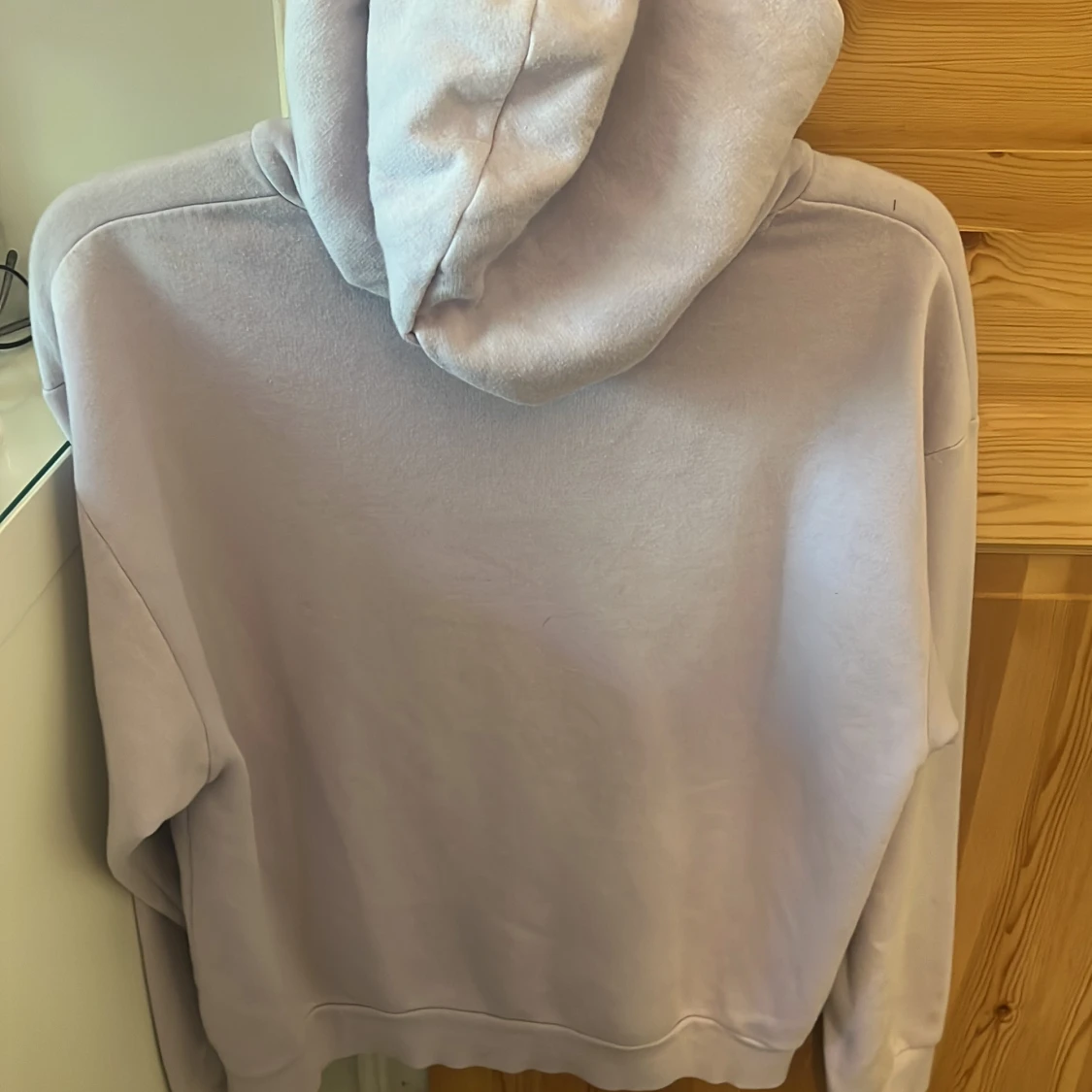 Ljuslila hoodie från Monki - 2