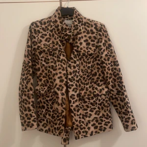 Jacka i leo print  - I mycket bra skick!