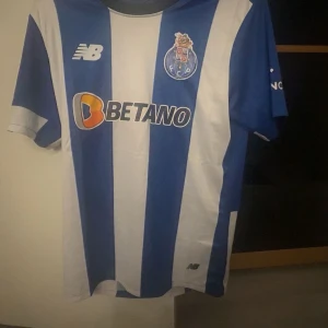 FC Porto fotbollströja  - Säljer en FC Porto matchtröja i storlek S. Skulle även säga att den passar M. Säljer pga behöver tömma garderoben lite. Skick 10/10 Inga defekter nästan helt ny, mitt pris 699. Pris kan diskuteras😊!