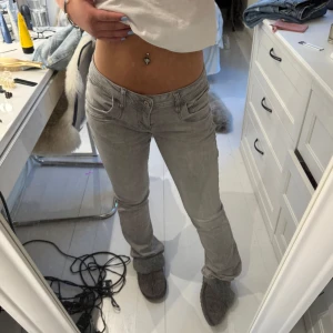 Lågmidjade grå ltb jeans - Lågmidjade grå ltb jeans, midjemått ca 36 och innerbenslängden 76💓💫