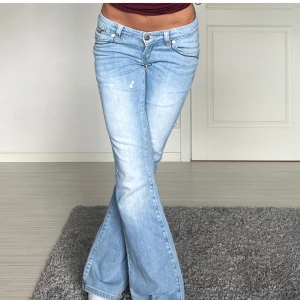 Jeans - Midjemått: 38.5cm rakt över, innerbenslängd: 80cm 💕