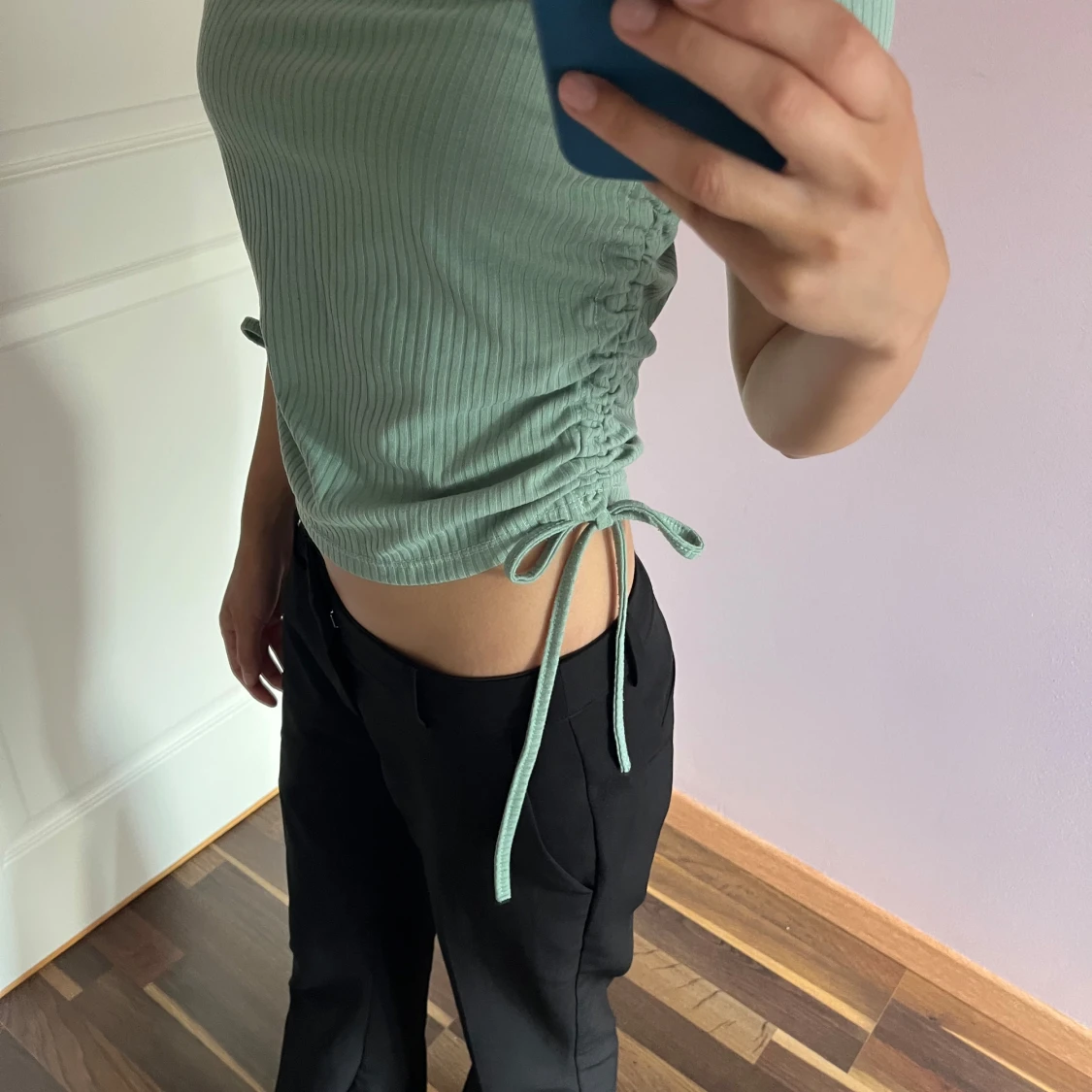 Ribbad grön topp med knyt  - 1