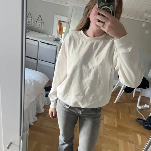 Vit sweatshirt - Supersöt vit tröja som passar till allt 💞