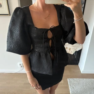 Svart blus med puffärm och snörning - Svinsnygg topp som inte kommer till användning , använd endast en gång 🩷🩷