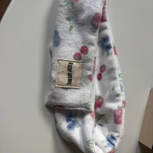 Blommigt diadem från Djerf Avenue - Säljer ett mjukt och fluffigt diadem från Djerf Avenue i vit frotté med blommigt mönster i rosa, blått och grönt. Perfekt för att hålla håret borta när du sminkar dig eller gör din hudvårdsrutin. Snyggt och bekvämt med bred passform.💞💞