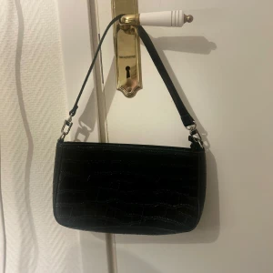 Svart axelväska  - Rymlig axelväska som använts väl☺️