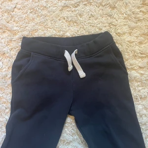 Russemerch - Säljer russemerch byxorna i long edition, de är knappt använda och inga defekter, nypris 550kr innerbenslängden är 76cm