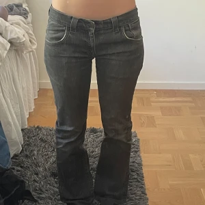 Svarta bootcut jeans från Boomerang - Säljer ett par jättesnygga mörkgrå/svarta jeans från Boomerang med bootcut passform. De är omsydda till låg midjat och sitter fint. Det står ingen storlek i dem men skulle säga att de är storlek S. 