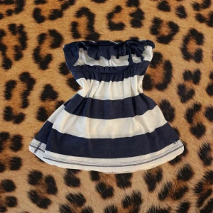 Abercrombie babydoll tubtopp - Säljer en söt babydoll topp i stl M, den är randig med marinblå och vitt! Passar mer som S!🐆❣️🍒