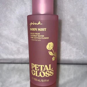 Victoria’s Secret: PINK Petal Gloss Mist  - Doften har inslag av anjoupäron, kokosvatten och pink cotton flower, blandat med eteriska oljor. Vegansk och dermatologiskt testad, förpackningen är delvis återvunnen. 250 ml.