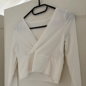 Vit tröja/topp från SHEIN - Vit fin topp från SHEIN, knappt använd , strl S❣️