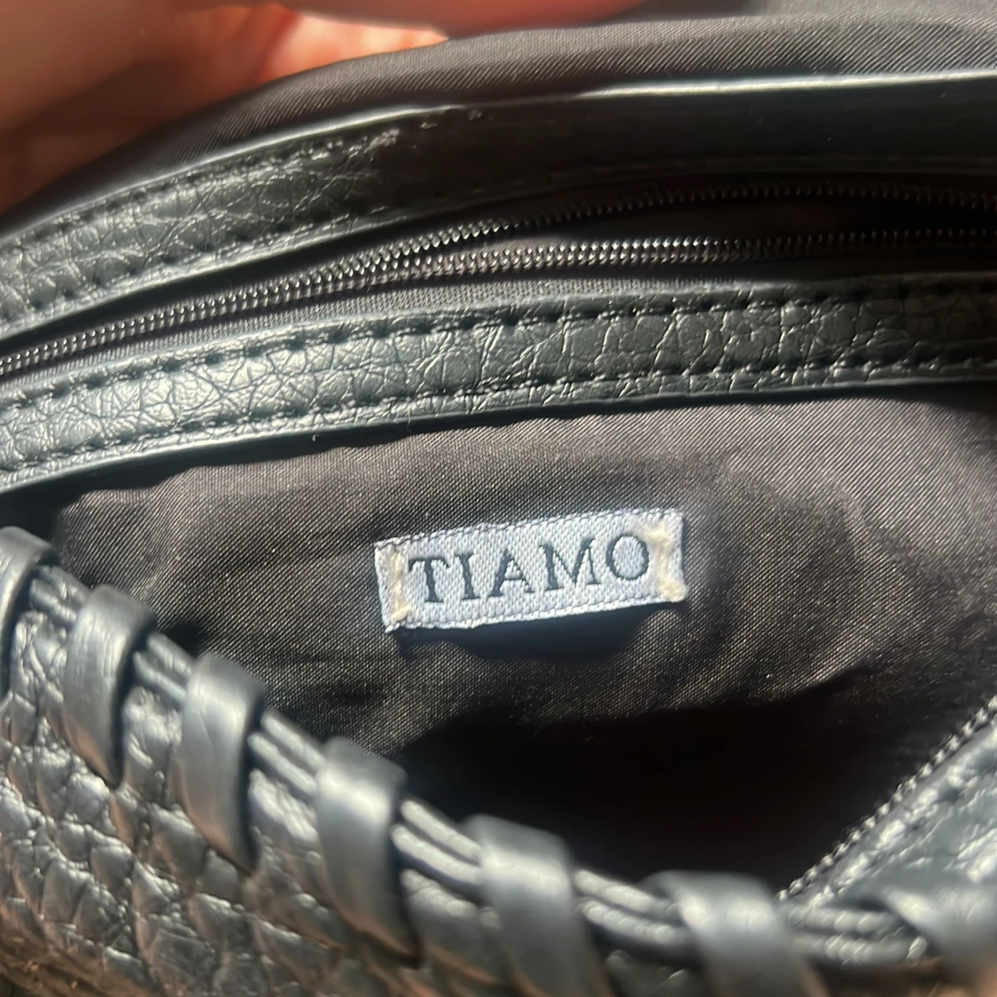 Svart axelväska med kedja från Tiamo - 2
