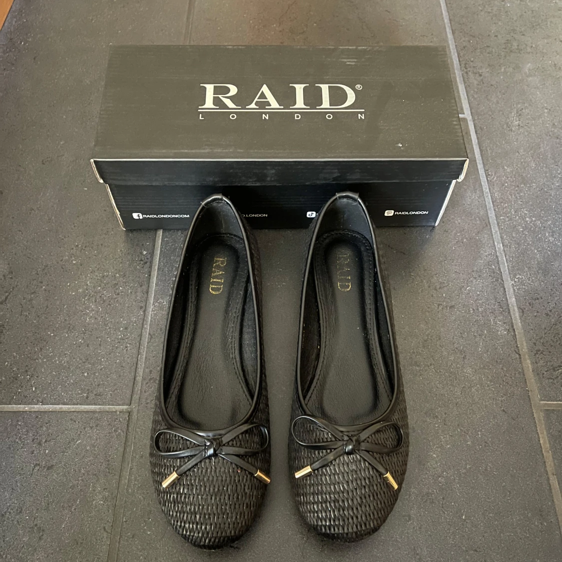 Svarta ballerinaskor från RAID London