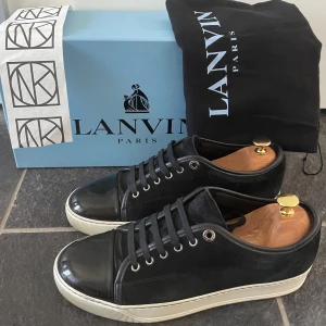 Lanvin skor - Ett par sjukt snygga Lanvin skor i toppskick. | Mycket sparsamt använda. | UK 6, passar 41-42. | Allt ingår, box, dustbag och även KVITTO! | Perfekta skorna mot hösten, hör av er vid frågor!🌟