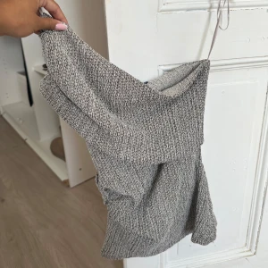 One shoulder topp från Zara - Slutsåld supersnygg one shoulder topp från Zara i grått och vitt med coolt strukturerat mönster. 