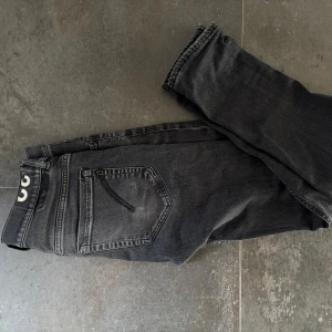 Svarta Replay Anbass jeans skinny fit - Säljer ett par svarta jeansbyxor från dondup. Använda med försiktighet ca 10 gånger pris kan diskuteras vid snabb affär 🤝