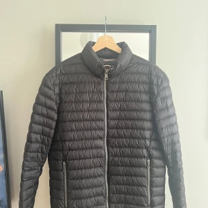 Svart dunjacka från Colmar - Snygg svart dunjacka från Colmar - varsamt använd. Defekt på bild 3. Storlek: 48 vilket motsvarar XS och S