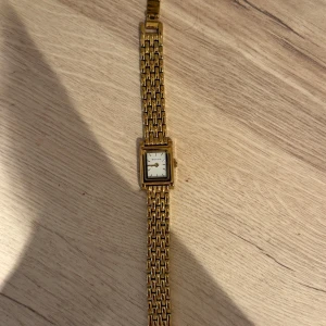 Bovou klocka - Säljer min jättefina klocka från Bovou! Clean och snygg, i väldigt bra skick 💕