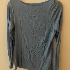 Ljusblå långärmad tröja Intimissimi - Superskön och tunn långärmad tröja från Intimissimi i storlek L. Färgen är ljusblå och materialet är ultralätt kashmirblandning. Helt ny med prislapp, lite skrynklig då den bott i min garderob sen jag köpte den🥰färgen får bäst rättvisa på 3e bilden med blixt.