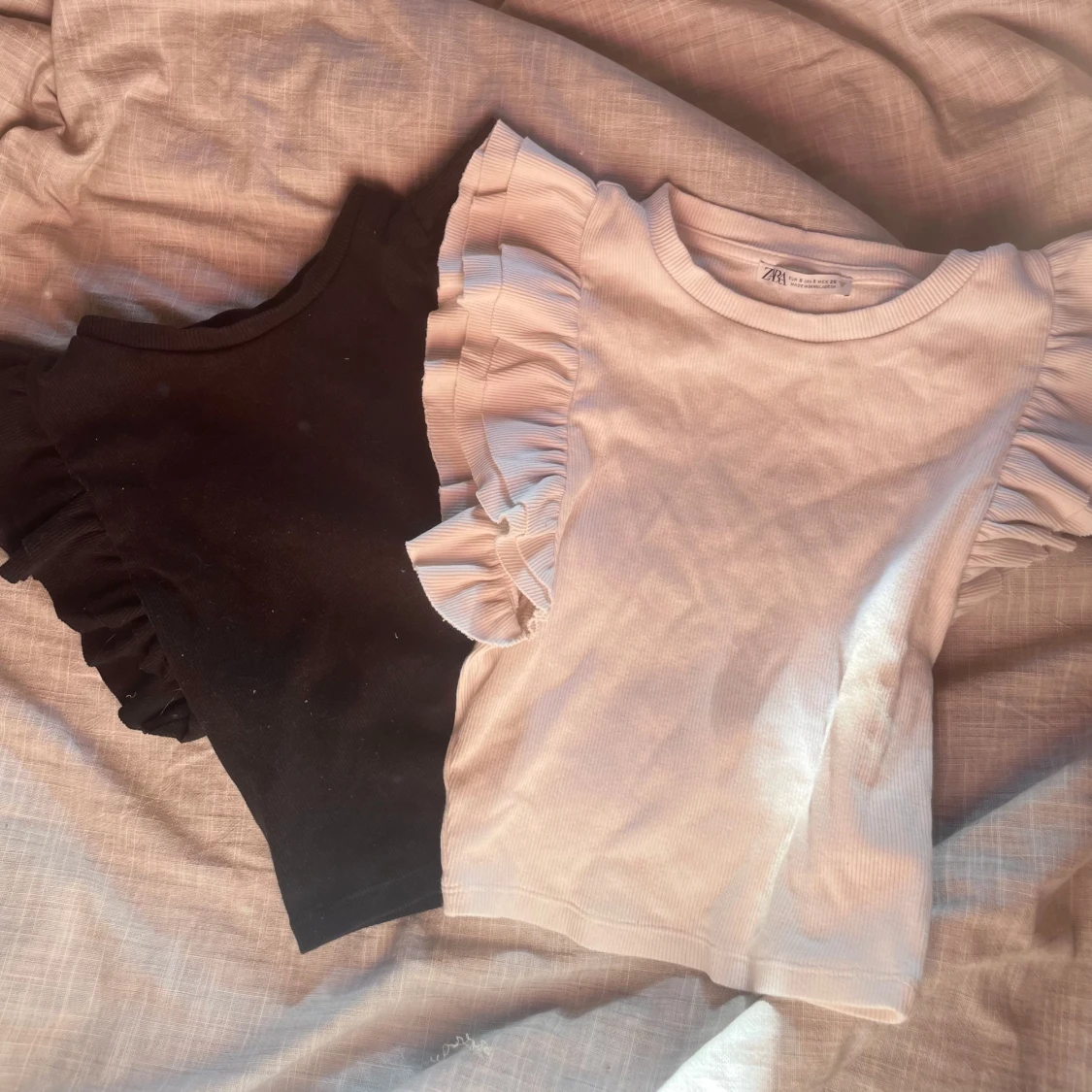 Volangärmad topp från Zara, svart & vit