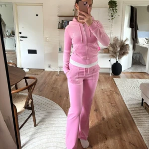Rosa Juicy Couture hoodie i velour - Säljer en ikonisk rosa hoodie från Juicy Couture i mjuk velour. Byxorna är i storlek M och koftan i storlek S🫶🏽 knappt använt🩷