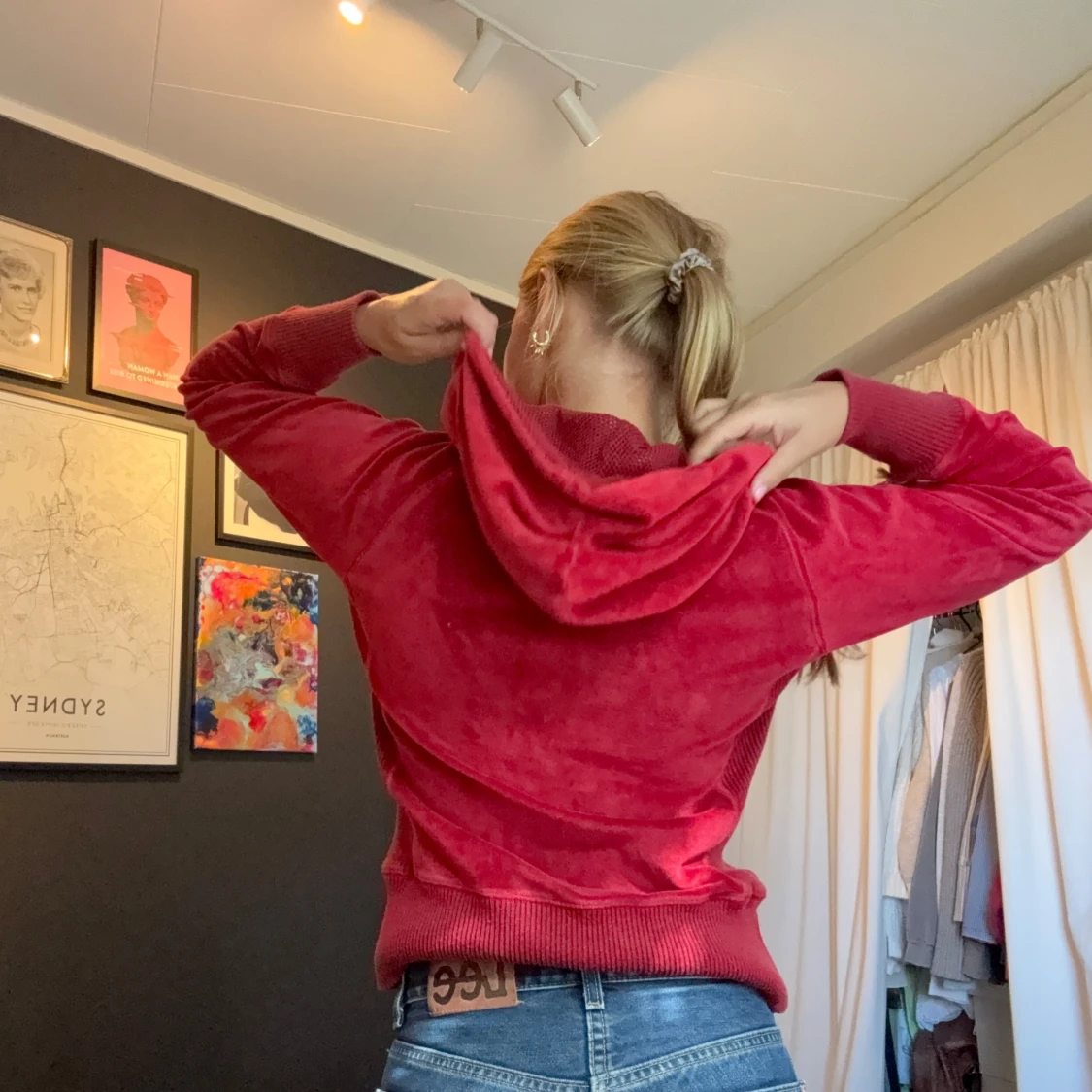 Röd velourhoodie med huva - 1