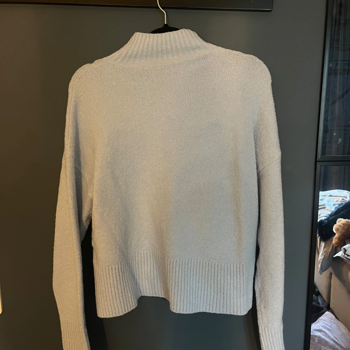 Ljusblå polotröja med ribbad kant - 1