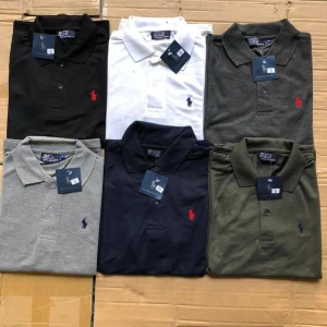 Pikétröjor från Polo Ralph Lauren - Säljer klassiska pikétröjor från Polo Ralph Lauren i flera färger: svart, vit, grå, mörkgrå, marinblå och olivgrön. Tröjorna har broderad logga på bröstet, krage och knappar framtill. Perfekt för en stilren och sportig look.