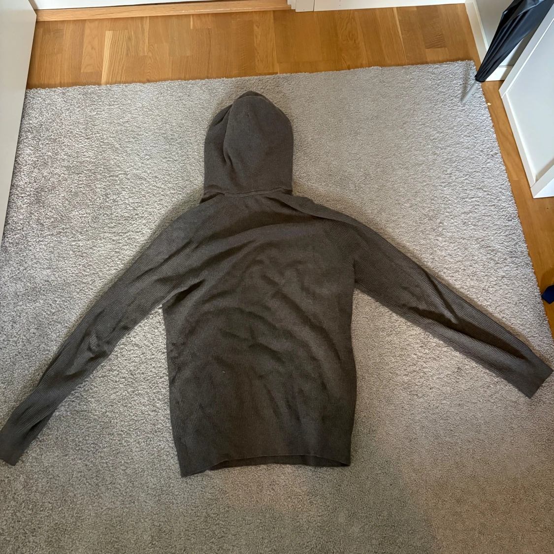 Mörkgrå stickad hoodie - 1