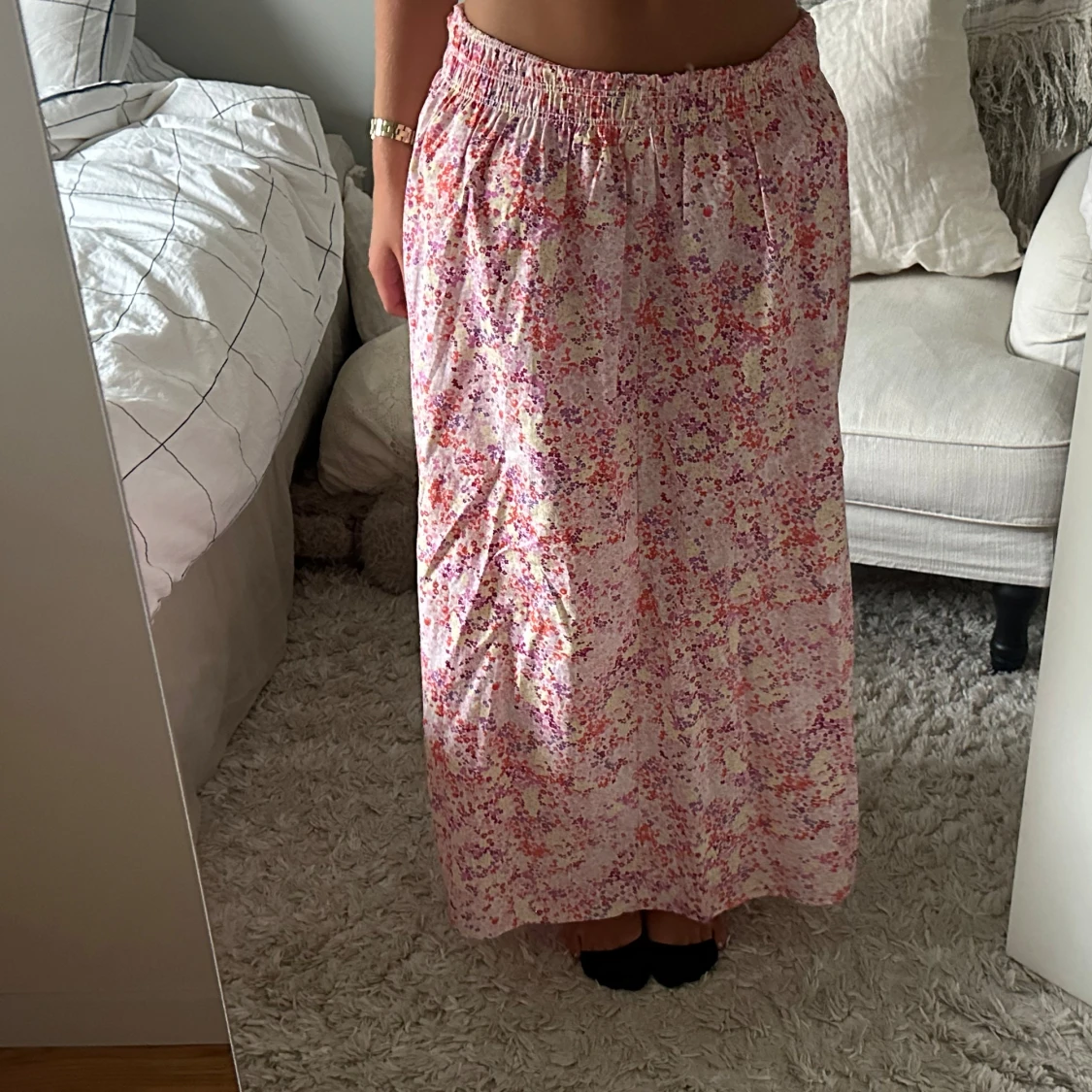 Blommig långklänning med smala axelband - 3