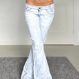 Lee jeans - Midjemått: 39cm rakt över, innerbenslängd: 80cm 💕