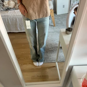 Breda mid waist jeans - Snygga breda, mid waist, ljusblå jeans. 
